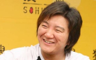 原创靠一首歌暴富春晚假唱名声扫地被骗破产仍开劳斯莱斯！