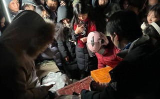 争议不断清北学子追捧的网红摊主造假后卖惨博同情